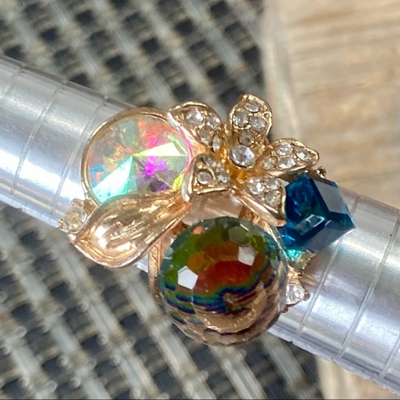 Beautiful Vintage Cluster Flower Ring with Blue and Clear Crystals (size 6.5) - Picture 13 of 13